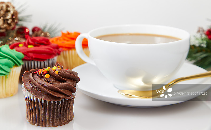 一杯咖啡和一个纸杯蛋糕图片素材