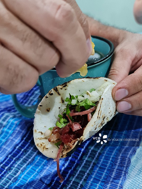 手持玉米饼里的手撕猪肉图片素材