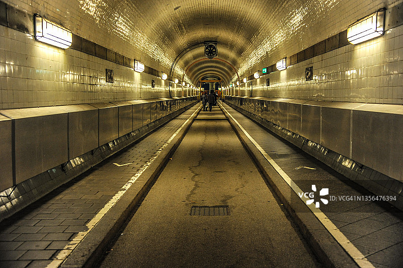 老易北河隧道图片素材