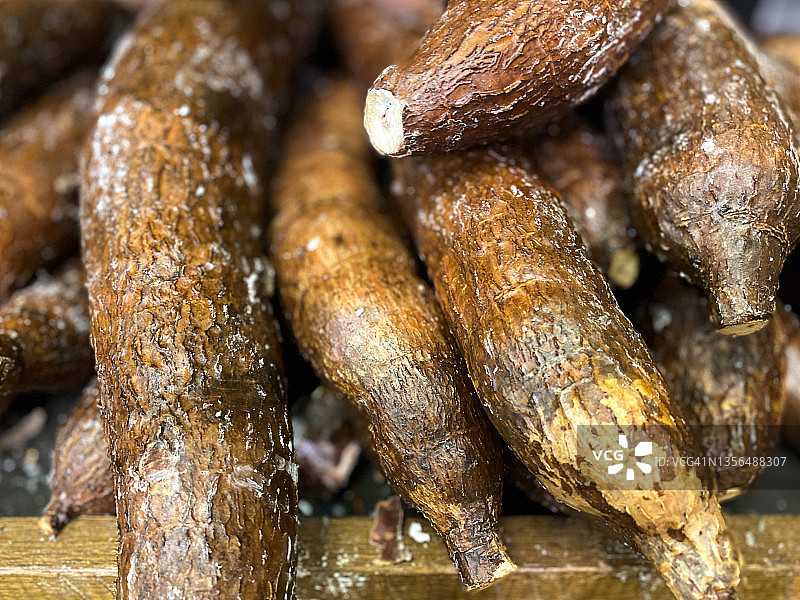 木制市场筐里的木薯根图片素材