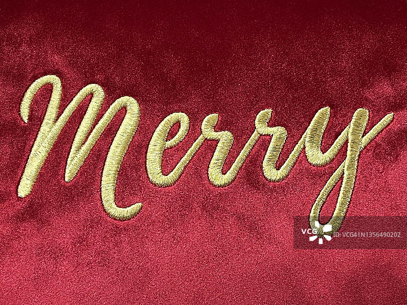 红色织物上的Merry刺绣字样图片素材