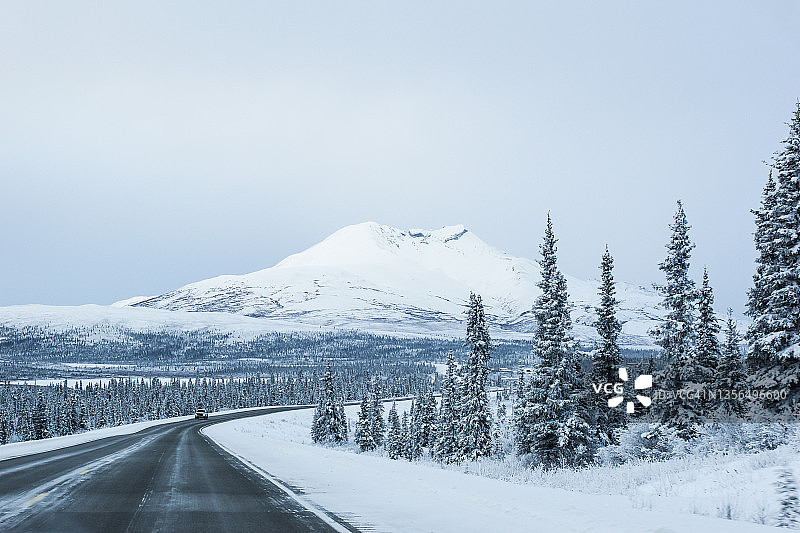 阿拉斯加公路冬季驾驶图片素材