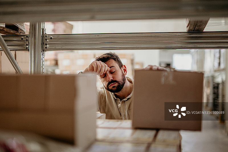 将盒子放在超市货架上图片素材