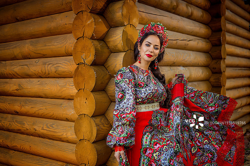 身着传统服饰的俄罗斯古典美女在户外图片素材