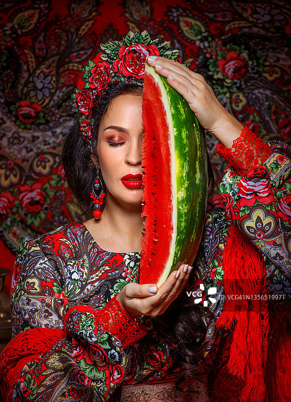 穿着传统服装的俄罗斯西瓜节选美皇后图片素材