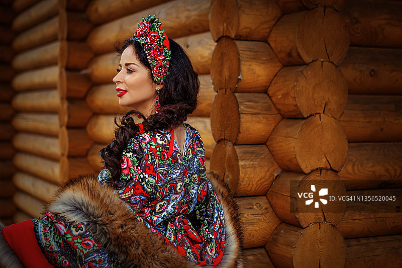 身着传统服饰的俄罗斯古典美女在户外图片素材