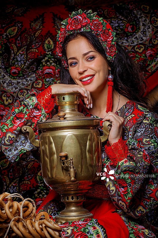 穿着传统服饰的俄罗斯美女图片素材