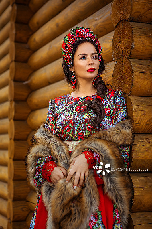 身着传统服饰的俄罗斯古典美女在户外图片素材
