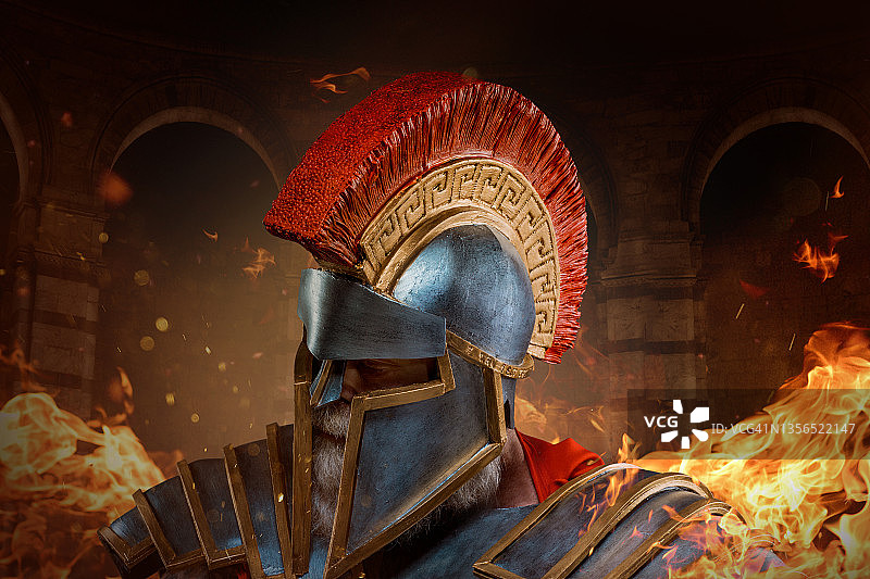 一位手持火焰武器的蓄着胡须的角斗士图片素材