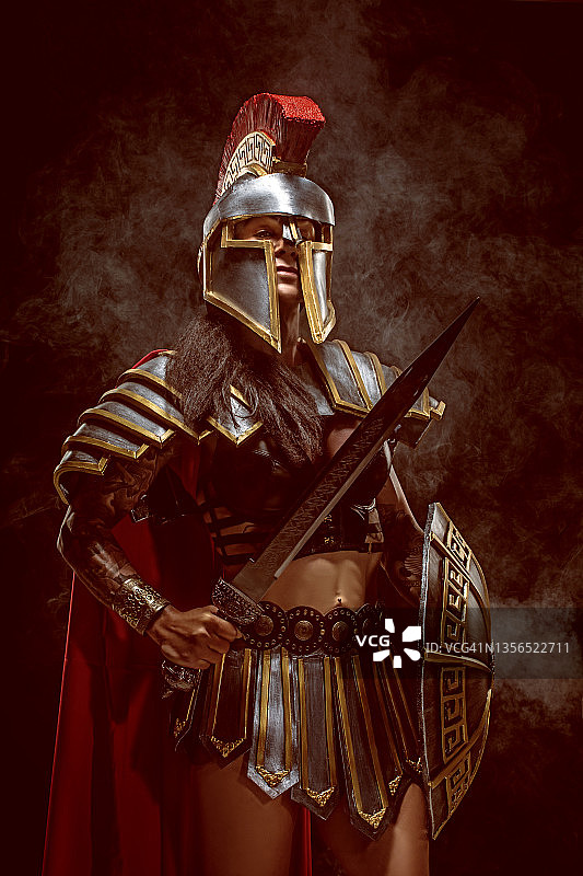 手持武器的年长女角斗士图片素材