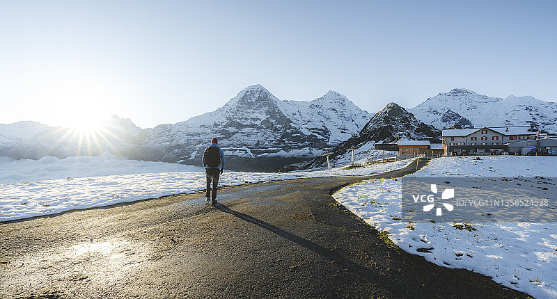 徒步者走在通往瑞士艾格峰的空旷道路上图片素材