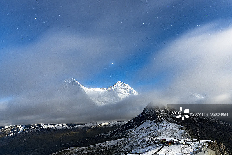 云雾中艾格峰和僧侣峰上的星夜图片素材