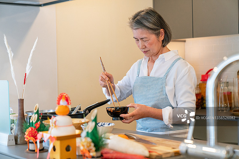 日本妇女制作传统的臭氧汤图片素材