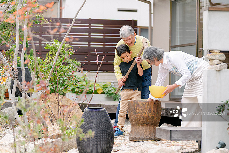 爷爷教孙子制作新年传统麻糬图片素材