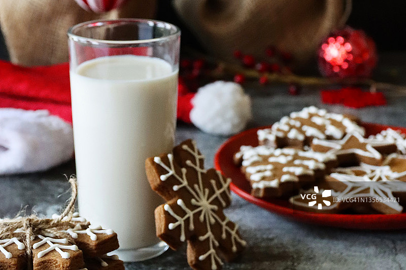 姜饼雪花饼干特写：圣诞主题饼干，圣诞树，红色饰品图片素材