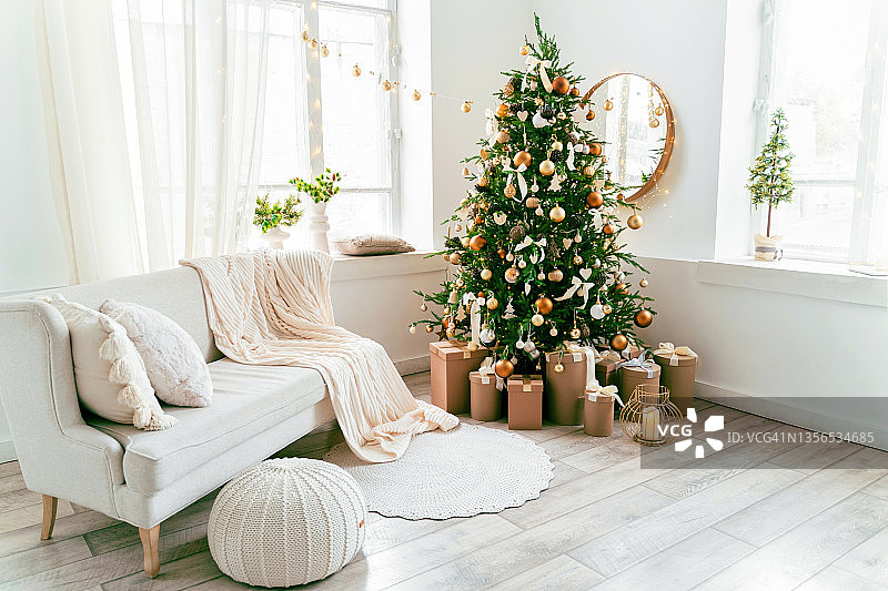装饰有圣诞树的居家客厅图片素材