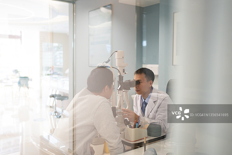 眼科医生正在检查病人的眼睛图片素材