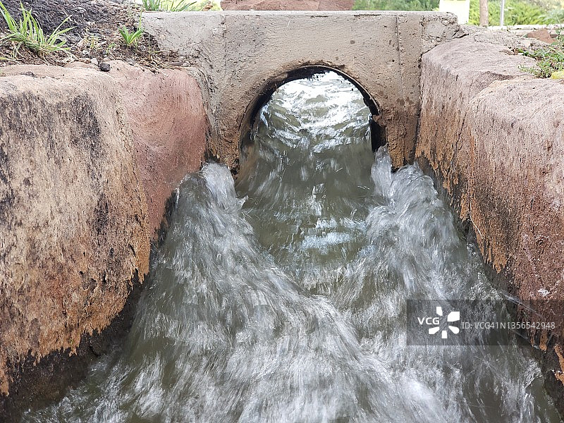 犹他州9号公路沿线灌溉沟渠中的水流图片素材