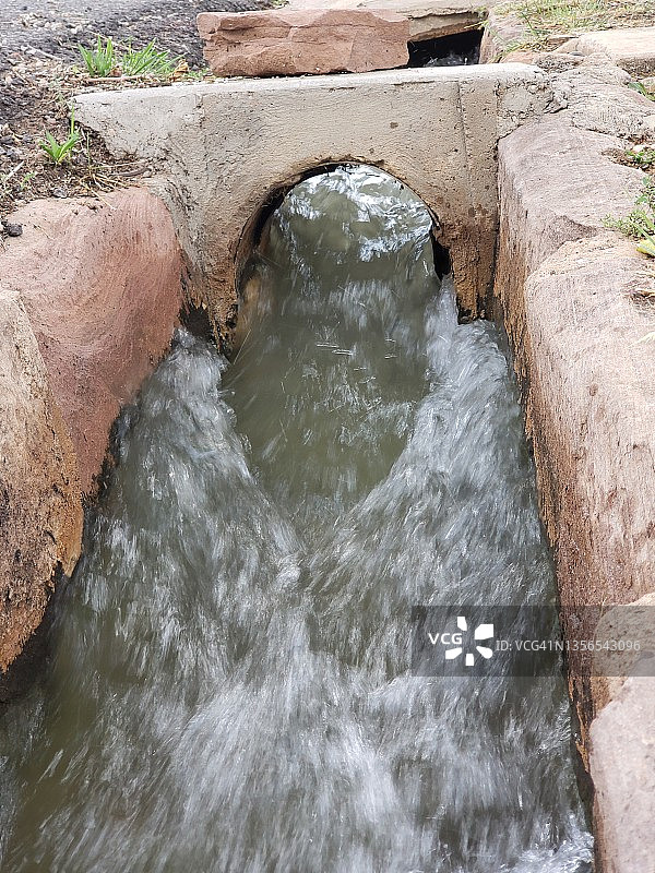 犹他州9号公路沿线灌溉沟渠中的水流图片素材
