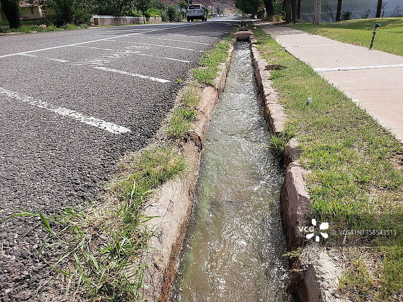犹他州9号公路沿线灌溉沟渠中的水流图片素材