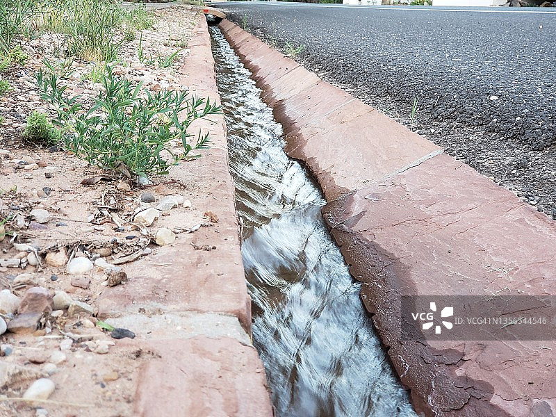 沟渠中的灌溉用水图片素材