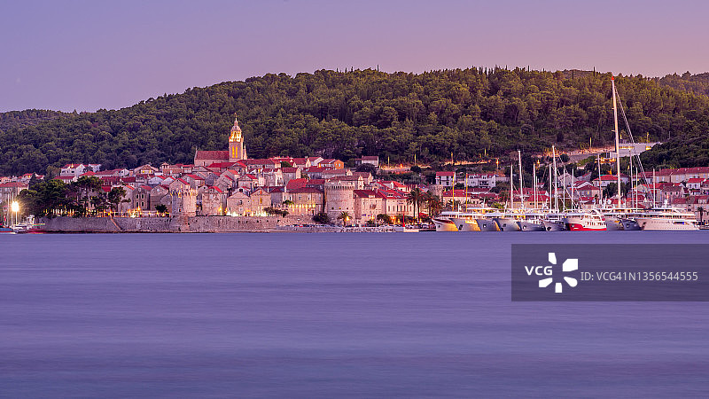 黄昏时分从佩列沙茨半岛眺望科尔丘拉岛的科尔丘拉古镇，位于克罗地亚达尔马提亚亚得里亚海图片素材
