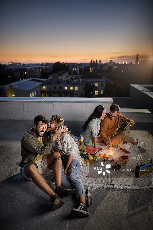 傍晚屋顶上野餐的幸福情侣图片素材