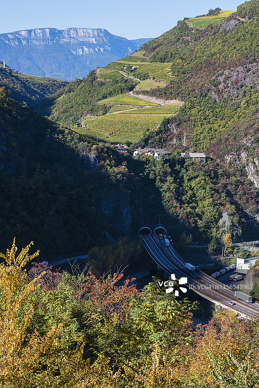 意大利埃伊萨克山谷高山狭窄山谷高速公路图片素材