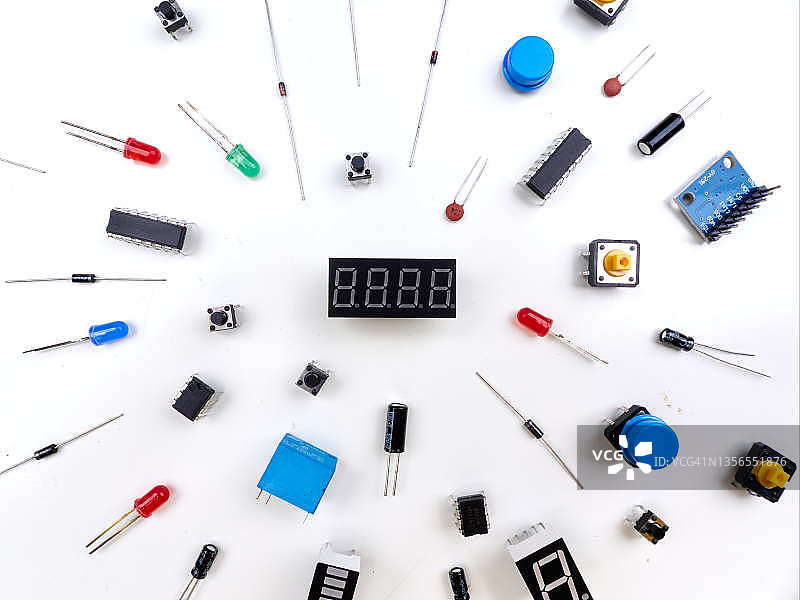 白色背景上的电子元件平面图图片素材