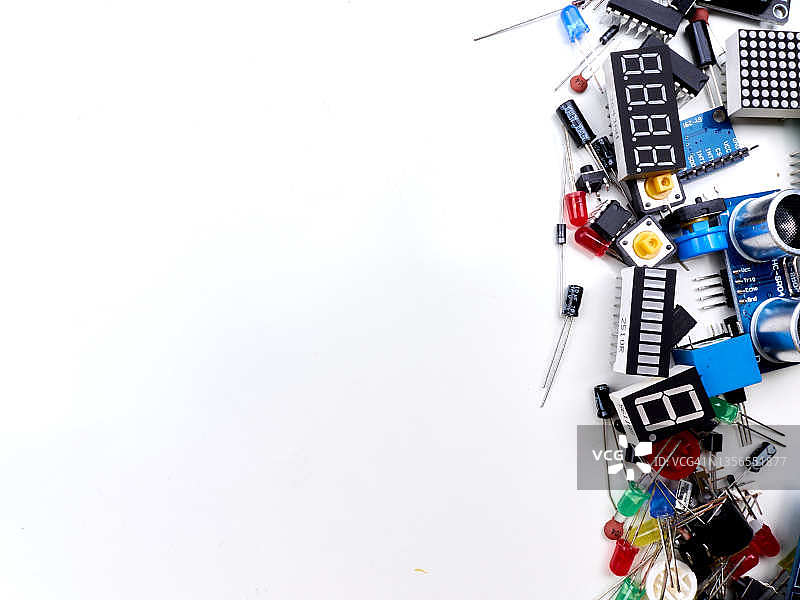 白色背景上的电子元件平面图图片素材
