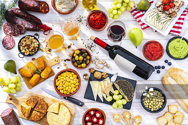 西班牙美食：餐桌上的塔帕斯、啤酒和葡萄酒图片素材