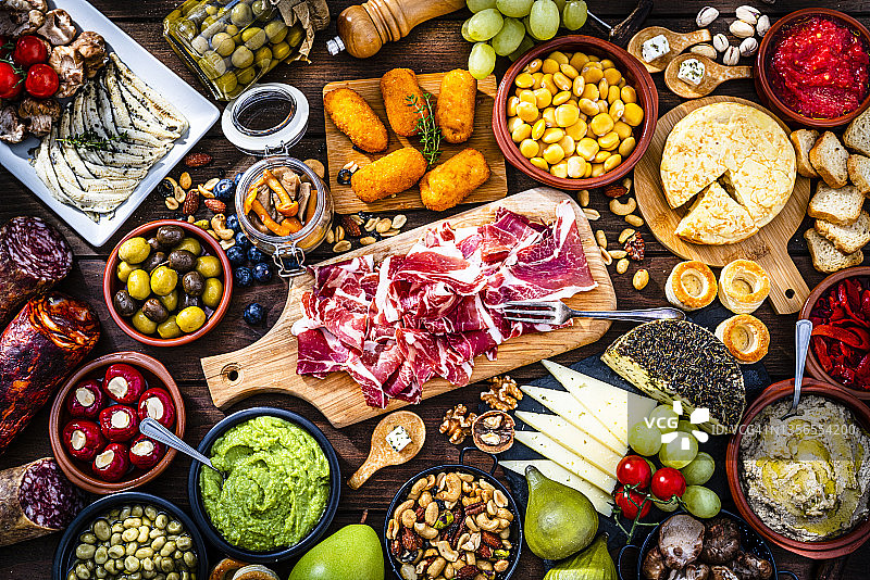 塞拉诺火腿和美味的西班牙餐前小吃图片素材