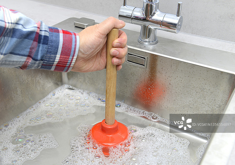 水槽里的马桶搋子图片素材