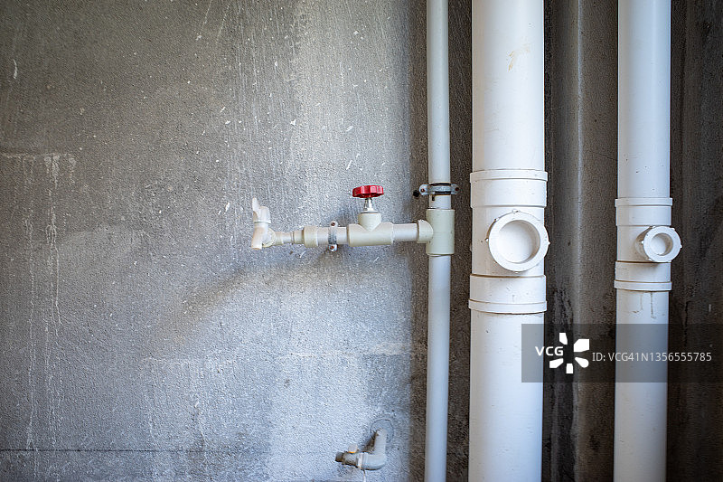 空白房间内的水管和电线图片素材