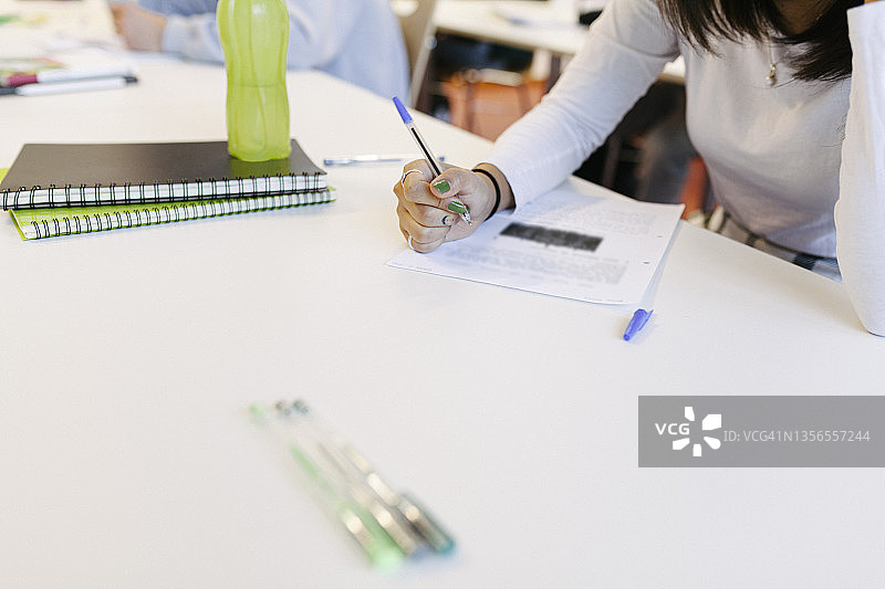 高中学生专心完成课堂作业图片素材