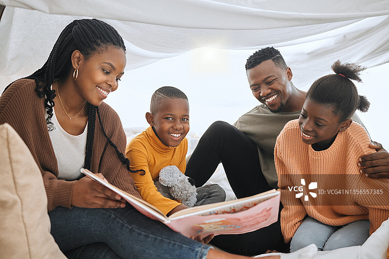 年轻家庭一起阅读故事图片素材
