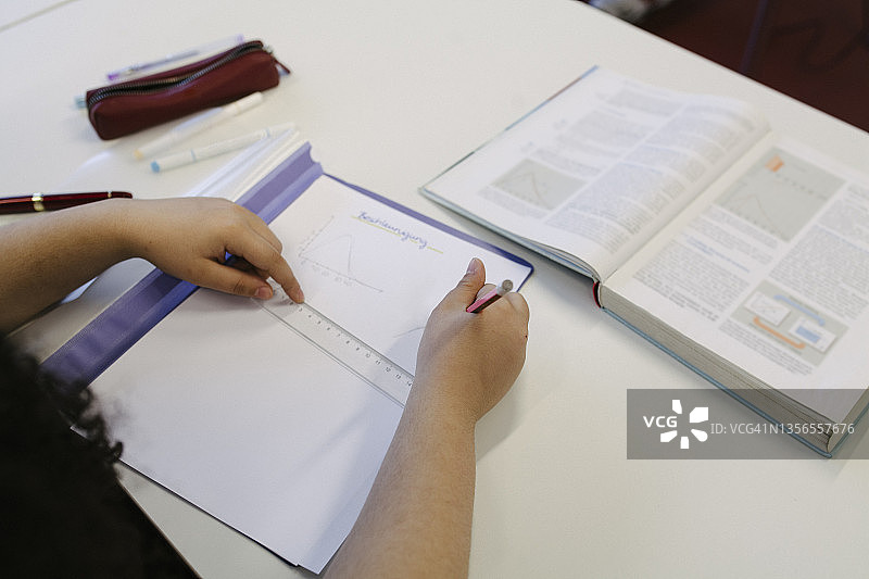 高中生在课堂上完成作业图片素材