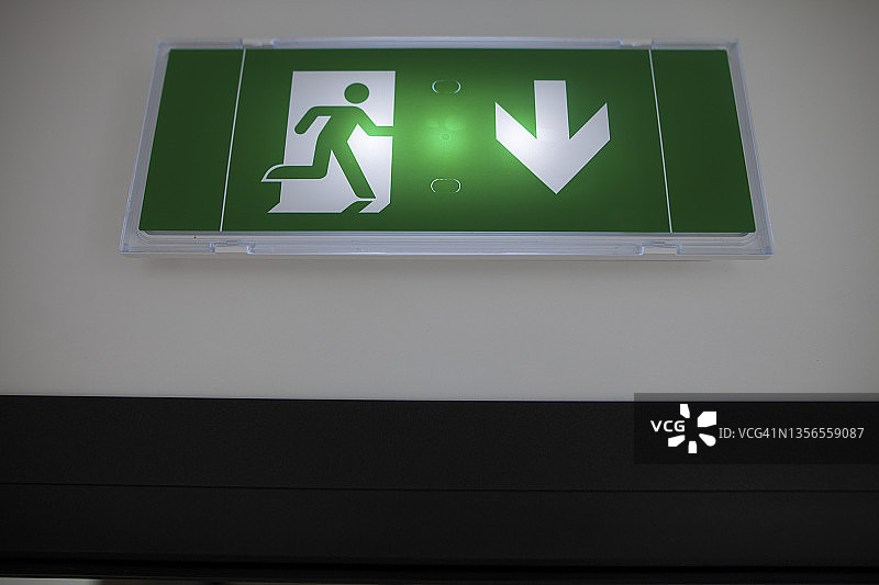 消防安全 - 紧急出口指示牌图片素材