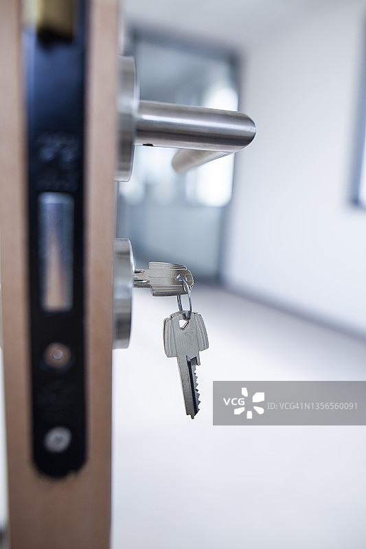 现代锁中的钥匙 - 办公室图片素材