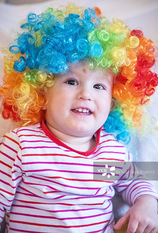 穿着小丑服装的婴儿图片素材