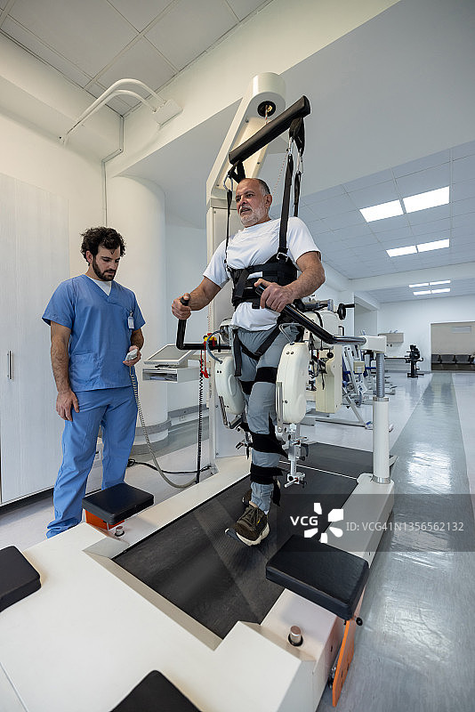 男子使用外骨骼进行物理治疗图片素材