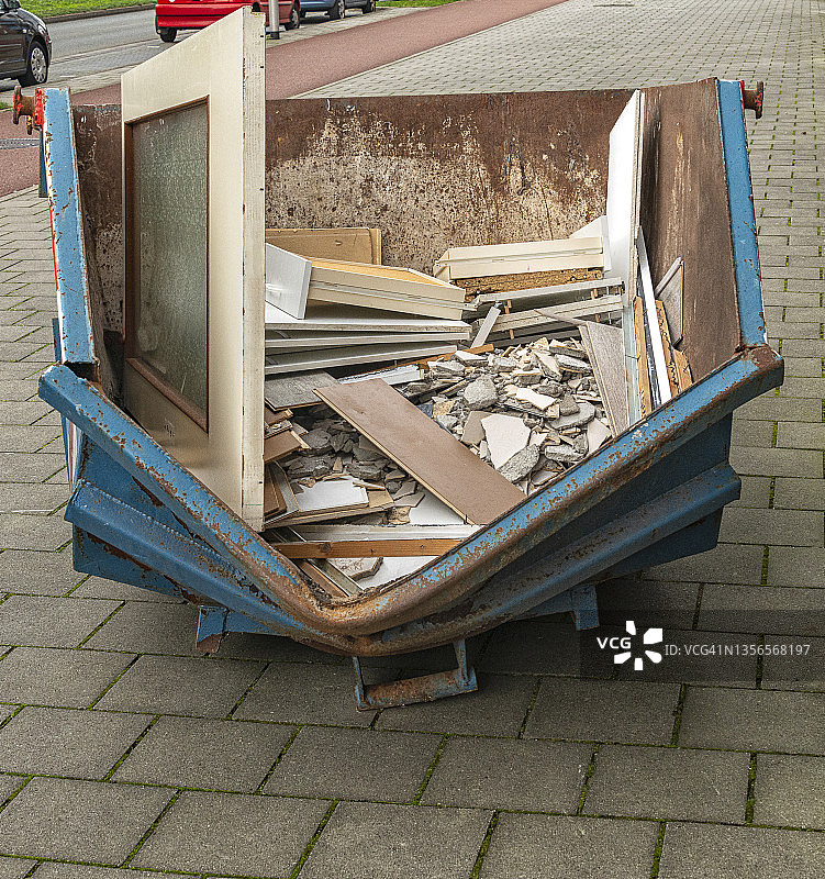 人行道上的蓝色开放式垃圾箱图片素材