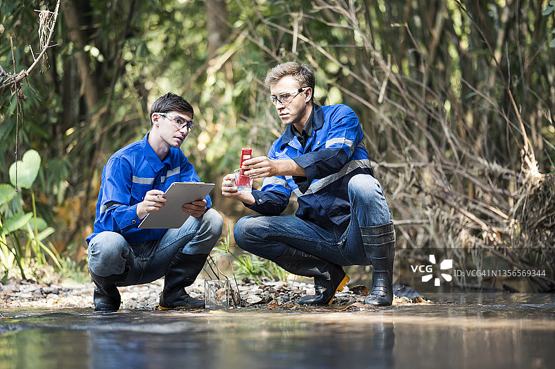 水样盐度浊度测试，水资源可持续发展图片素材