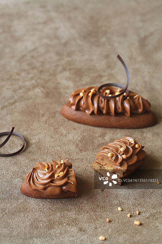 巧克力咖啡酥饼配花生糖和搅打巧克力咖啡奶油图片素材