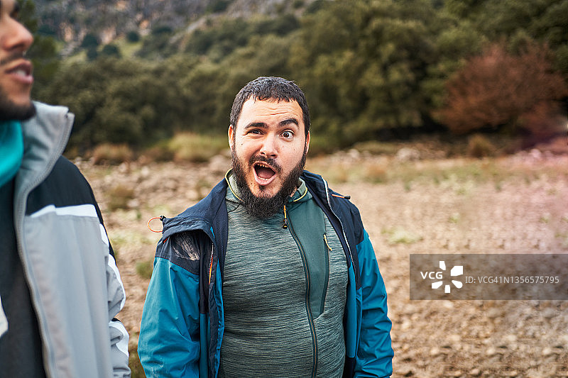 在户外与无脸朋友亲近的快乐男人图片素材