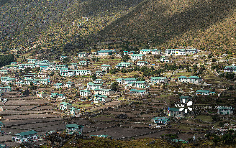 尼泊尔昆布地区谢尔巴社区的绿色村庄库姆琼村景色图片素材