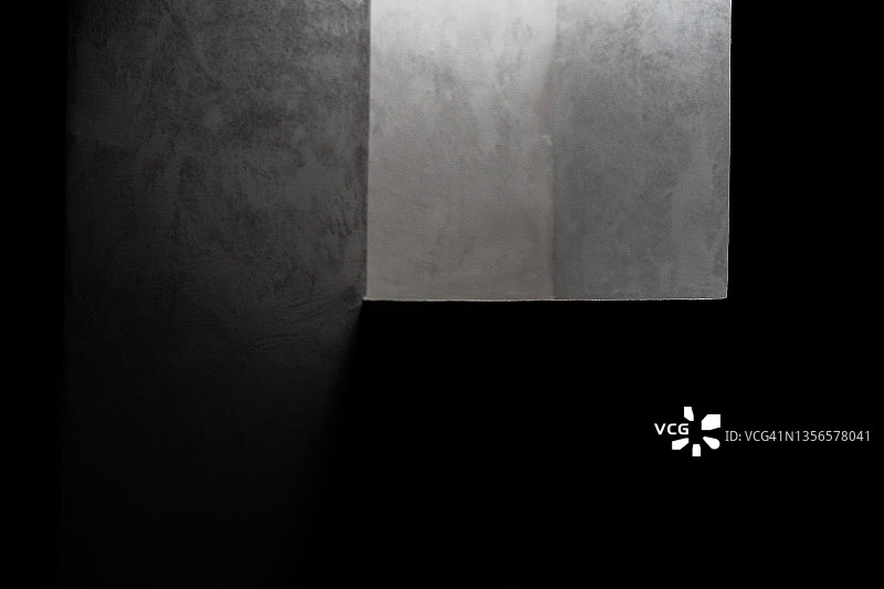 灰色室内混凝土建筑角落的光影图片素材