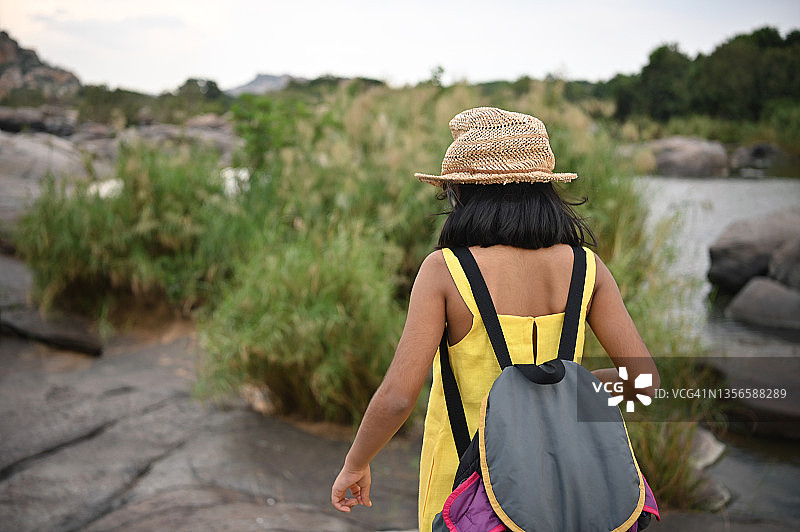 女孩走在卡纳塔克邦亨比的巨石中图片素材