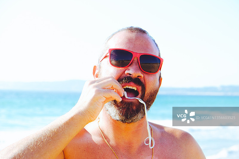 中年男人嚼口香糖的肖像图片素材