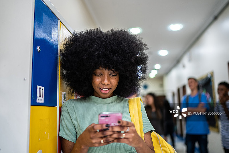 在学校使用智能手机的青少年学生图片素材